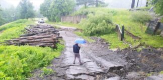 Pokrenuto klizište u Tuzli, ugrožen stambeni objekat, oštećen lokalni put