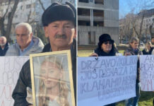Protest građana u Tuzli zbog presude Haliloviću koji je usmrtio Nuhanović: “Koliko još dženaza da klanjamo nevino ubijenim”